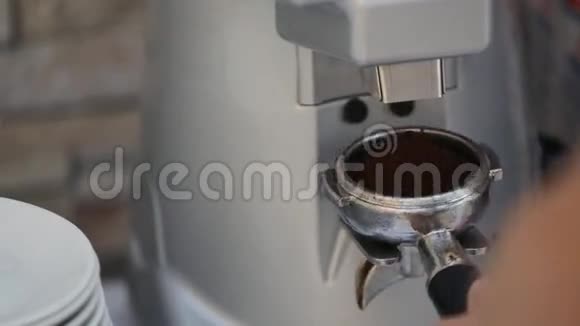 一台闪亮的银色咖啡机煮咖啡视频的预览图