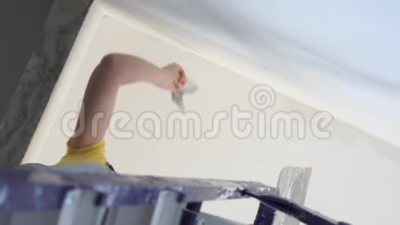 在公寓里修理一位欧洲貌美的年轻女子在家里修理视频的预览图