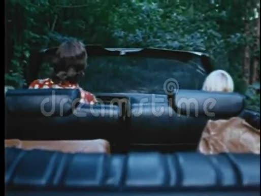 敞篷车穿过树林的人和男孩的后景视频的预览图