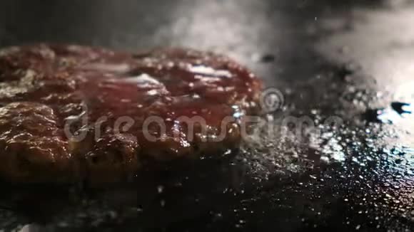 炸汉堡包的特写视频的预览图