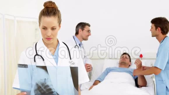 医生在床上和病人说话一个人检查X光视频的预览图