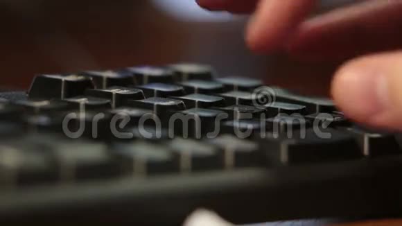 一个男人在键盘特写上打字视频的预览图