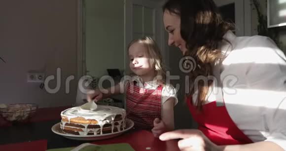 小女孩准备生日蛋糕视频的预览图