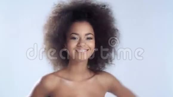 一个年轻可爱的非洲裔美国妇女的白色背景肖像视频的预览图