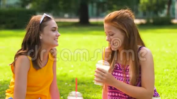少女在公园野餐时喝奶昔视频的预览图