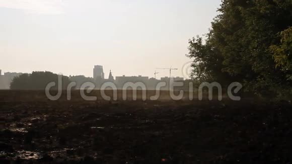 耕田清晨的水汽笼罩大地黎明视频的预览图