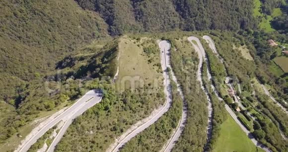 从空中俯瞰意大利连接内布罗村和塞尔维诺的山路视频的预览图