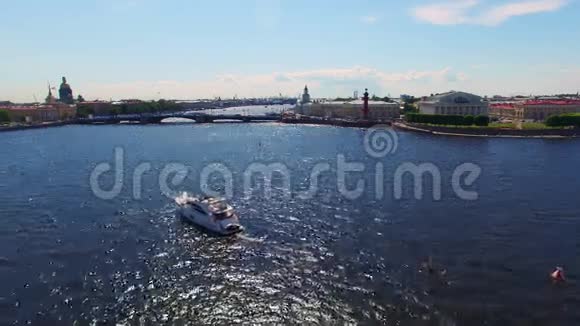 豪华游艇在城市的河流与新婚夫妇视频的预览图