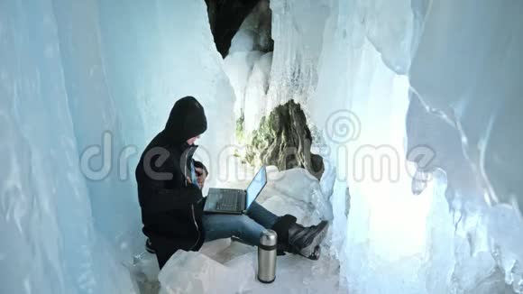 黑客攻击服务器在冰洞里用笔记本电脑编程围绕着神秘的冰窟男人把自己藏在视频的预览图