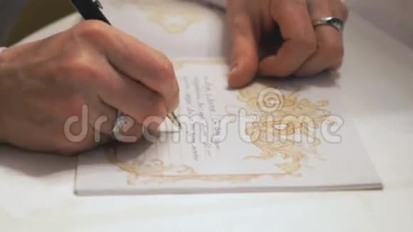 女性手写问候文字在书中关门视频的预览图
