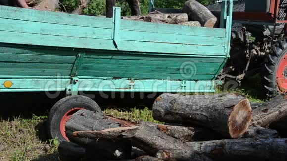 人卸木拖车视频的预览图