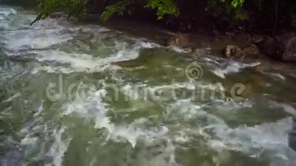 山河流淌下山视频的预览图