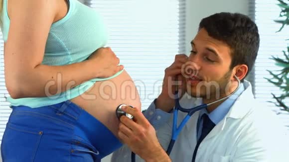 医生在听一个孕妇的胃视频的预览图
