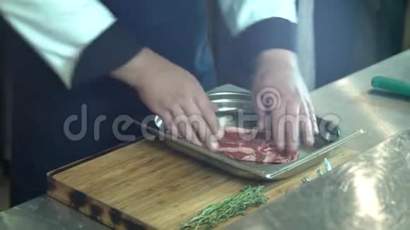 烹饪切菜和烤肉视频的预览图