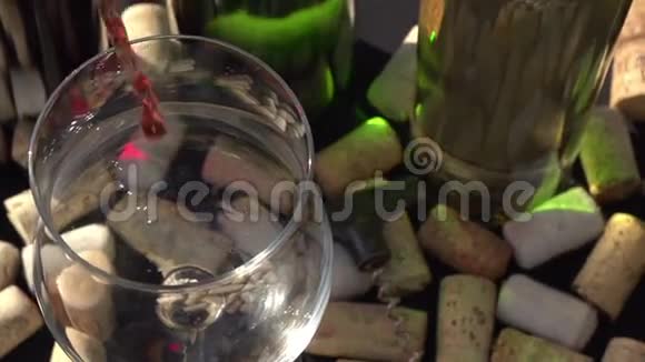玫瑰酒被倒入玻璃杯中视频的预览图