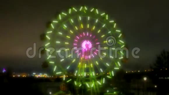 Bokeh是摩天轮游乐园色彩斑斓视频的预览图