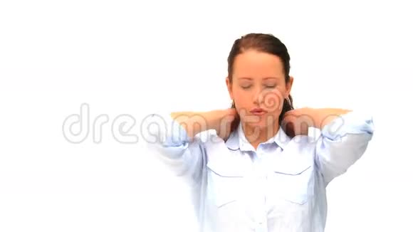 放松的女人脖子疼视频的预览图