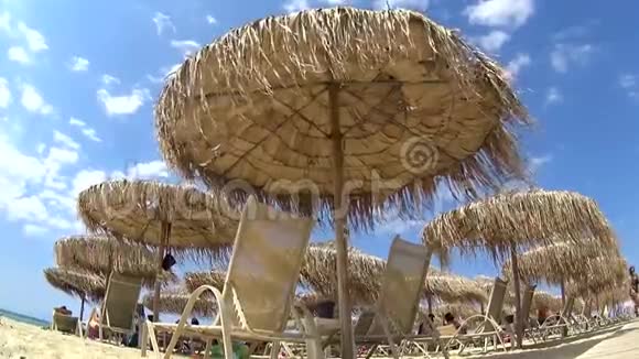 希腊哈尔基迪基田园诗般的海滩上的沙滩伞视频的预览图