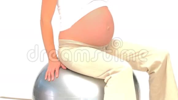 怀孕的女性做一些运动视频的预览图