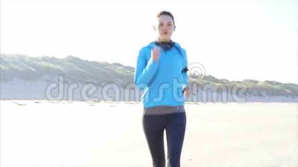 适合年轻女子在沙滩上奔跑的慢动作视频视频的预览图