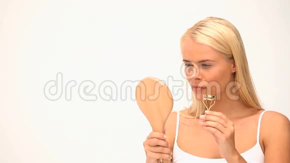 金发女人拔睫毛视频的预览图