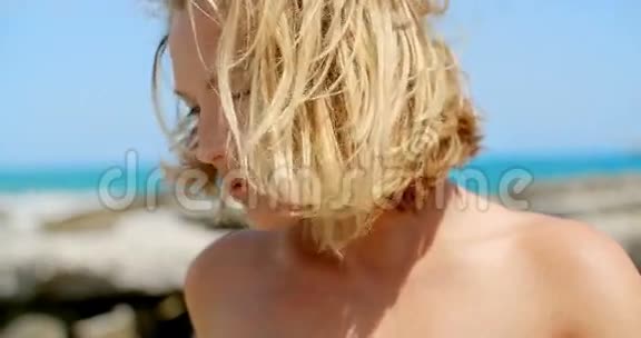 海上风吹金发的女人视频的预览图