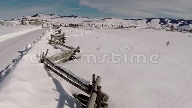 爱达荷州的冬季道路和围栏视频的预览图