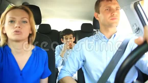 家人爸爸妈妈和儿子坐车儿子吃汉堡视频的预览图