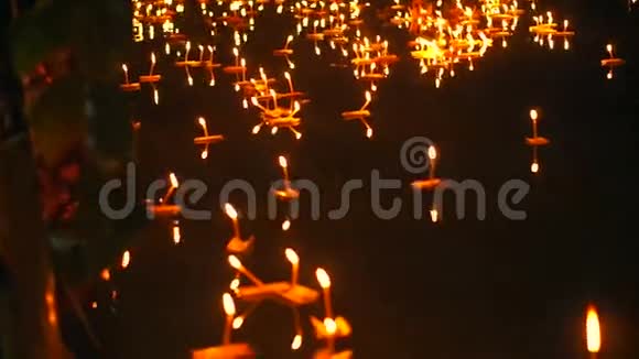 卢克拉通节在泰国清迈手释放漂浮装饰的篮子和蜡烛以回报对河流的颂歌视频的预览图