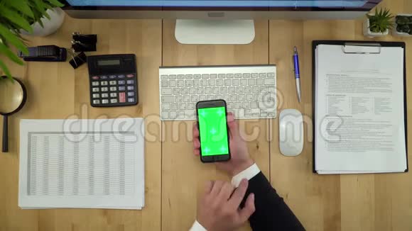 商务人员使用绿色屏幕电话和电脑视频的预览图