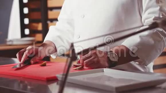 在餐厅的开放式厨房中厨师手烹饪和准备食物动作缓慢一顿美味的美食视频的预览图