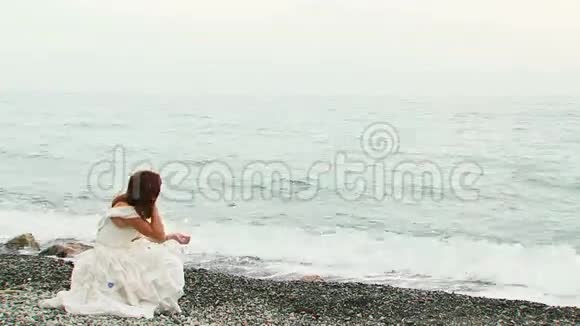 黑海卵石滩上的美女视频的预览图