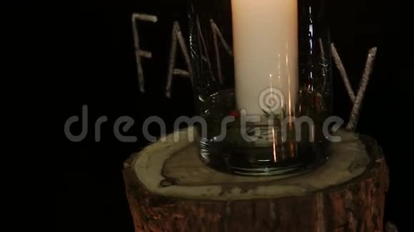 晚上在花瓶里点燃白蜡烛视频的预览图