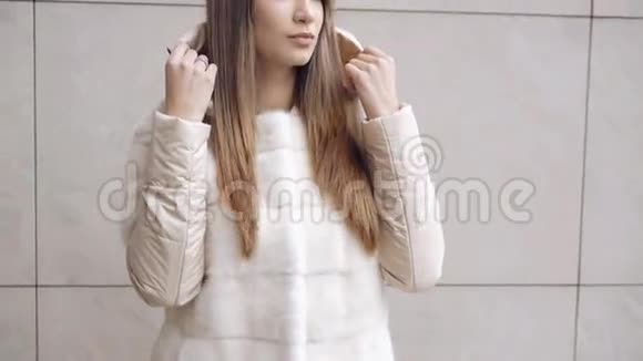 街头摆着一身皮大衣的时髦女孩视频的预览图