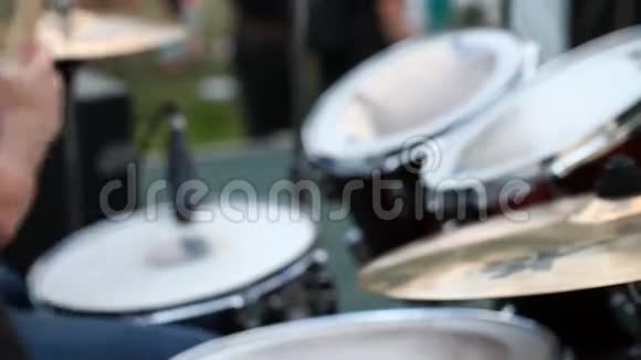 鼓包特写鼓手演奏现场表演视频的预览图