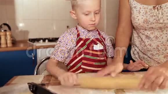 妈妈带着小儿子揉面块做姜饼视频的预览图