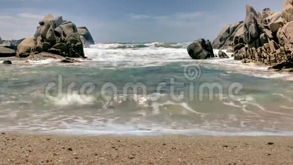 野沙滩花岗岩海岸岩石卡波泰斯塔萨迪尼亚意大利视频的预览图