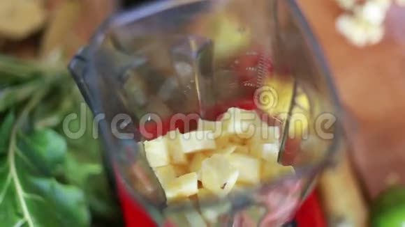 把菠萝碎片放到搅拌机里视频的预览图