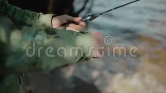 在河中划鱼线时的视角营地生活旅行视频的预览图