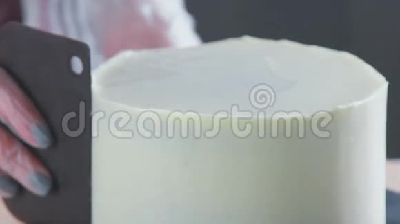 糖果抹刀杜布霜用奶油做蛋糕视频的预览图