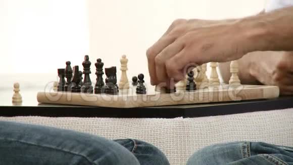 接近两个人下棋视频的预览图