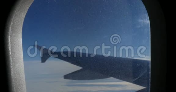 从乘客窗口观看飞机机翼和云层视频的预览图