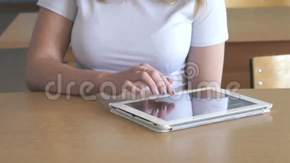 14岁的女生用平板电脑玩游戏视频的预览图