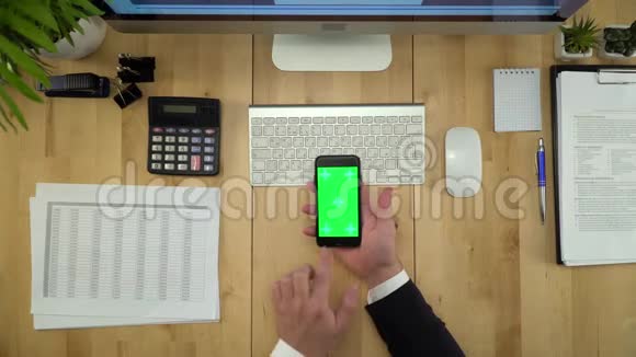 商务人员使用绿色屏幕电话和电脑视频的预览图