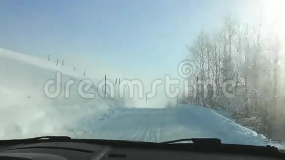 奥地利的冬天汽车驾驶高山街道冬季山在奥地利视频的预览图