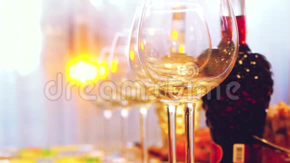 餐厅餐桌上的玻璃眼镜宴会桌酒杯的酒台灯光3840x2160视频的预览图