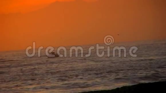 船在日落时横渡海洋视频的预览图