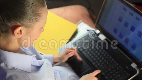 商业女性在电脑上打字视频的预览图