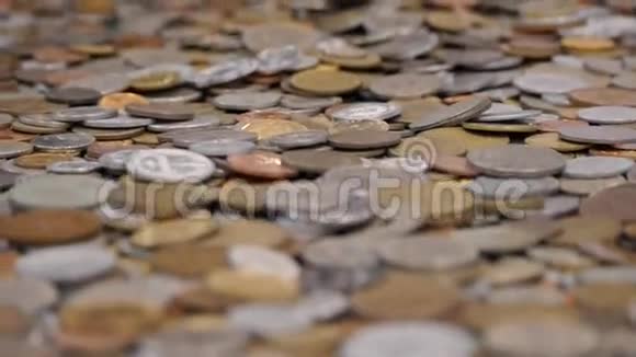 桌上的硬币商业和金融视频的预览图