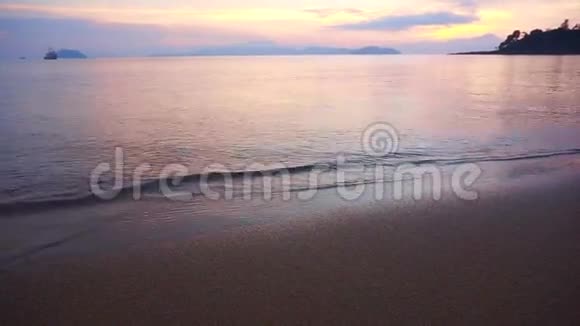 美丽的日出沙滩和平静的大海的视频粉色紫色蓝色视频的预览图